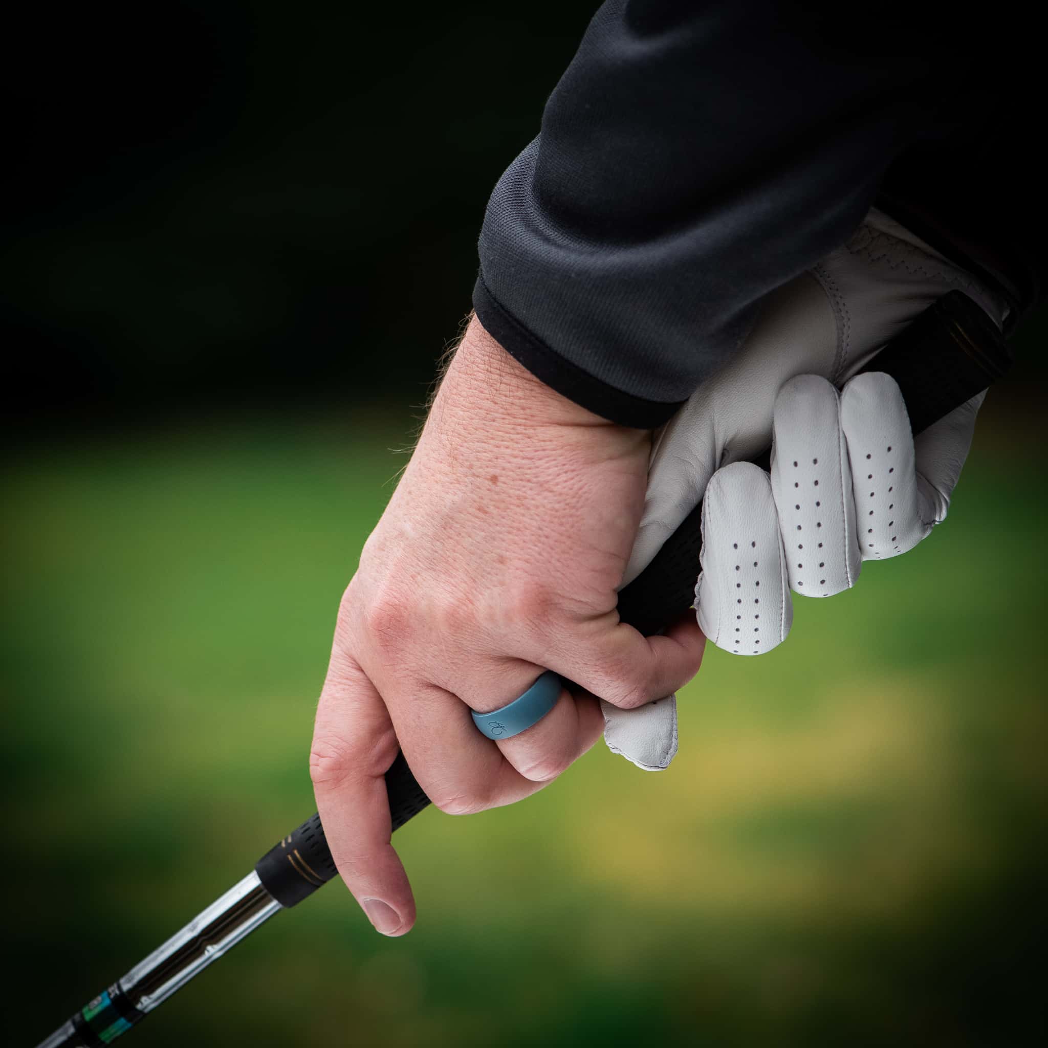 man golfing wearing botthms teal blue active silicone ring
